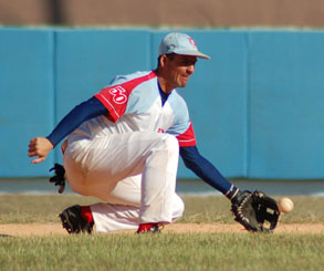 Mario Vega, segunda base de Ciego de vila. Foto: Edelvis Valido