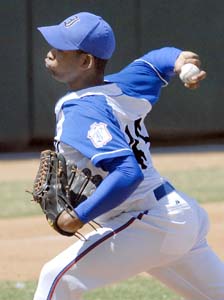 Odrisamer fue el �nico lanzador entre 49 que pudo mantener su velocidad en m�s de 100 env�os, pero la velocidad no lo es todo. Foto: Ricardo L�pez Hevia