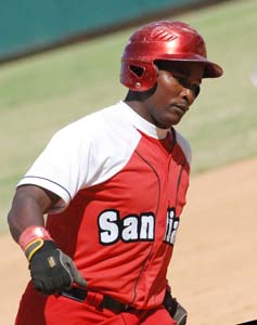 Reutilio salv� a Santiago con su jonr�n 18. Fotos: Otmaro Rodr�guez