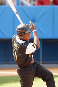 Robert Luis Delgado fue uno de los artilleros de los Indios ayer. Foto: Ricardo L�pez Hevia