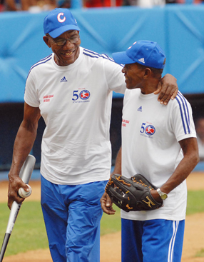Edwin Walters (izquierda), l�der de los bateadores, y Antonio �Chucho� Rubio, puntero en carreras limpias de aquella primera Serie Nacional. FOTO: RICARDO L�PEZ HEVIA
