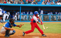 El torpedero L�zaro Hern�ndez clav� la puntilla con su jonr�n en el octavo. Foto: Jes�s Su�rez