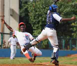 Stayler Hern�ndez anota en el quinto la carrera que puso al frente a los Metros. FOTO: RICARDO L�PEZ HEVIA