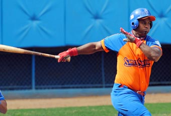 Yunier Mendoza, vital en la ofensiva de los Gallos con cuatro remolques. FOTO: RICARDO L�PEZ HEVIA