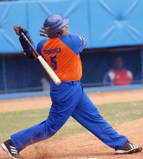 Eriel demostr� en el Latino que la Mizuno 200 camina cuando se le pega con fuerza. FOTO: RICARDO L�PEZ HEVIA