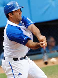 Serguei remolc� la tercera carrera azul con doblete. FOTO: RICARDO L�PEZ HEVIA