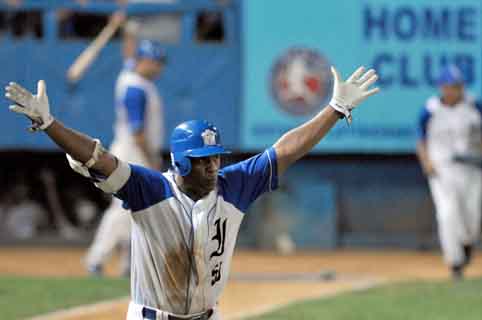 Alexander Malleta result� la inspiraci�n azul, tanto al bate como a la defensa. FOTO: RICARDO L�PEZ HEVIA