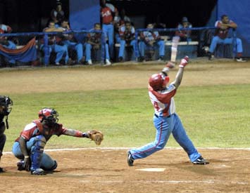 Alfredo decidi� con su jonr�n 41 de la temporada, frente a Jos� Barroso, a quien le peg� el jueves 16 de diciembre del 2004, en el estadio M�rtires del Cauto, el primer cuadrangular de su carrera. FOTO: ALBERTO BORREGO