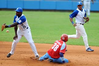 El juego rpido con la velocidad en funcin de la ofensiva que practican ambos equipos puede quedar obstaculizado debido al estado del terreno por la lluvia. FOTO: RICARDO LPEZ HEVIA