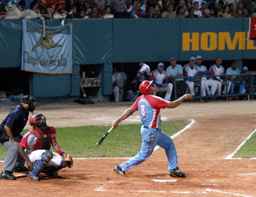 Sam�n decidi� con sus dos jonrones. FOTO: ALBERTO BORREGO