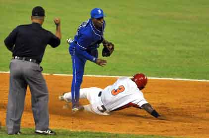 Alta temperatura ha matizado el play off entre Industriales y Matanzas. FOTO: RICARDO LPEZ HEVIA