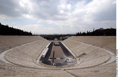 El Estadio Panathinaiko, el mismo que acogi a los primeros Juegos de la Era Moderna en 1896, ser escenario de las competencias de tiro con arco, y tendr el honor de acoger la llegada de los vencedores en las pruebas de la carrera de la maratn. En la arquera participarn 128 atletas y en la agotadora prueba del atletismo 180.