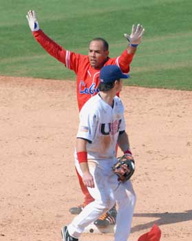 Michel respondi� con metrallazo, en el inning de la verdad. Foto: Ricardo L�pez Hevia