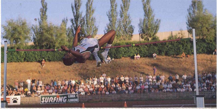 Sotomayor salta 2.45 en Salamanca, Espa�a. Es el actual r�cord mundial desde 1993.