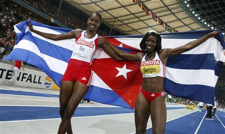 Yargelis Savigne y Mabel Gay, el primer 1-2 de Cuba en triple salto en Mundiales. Foto: REUTERS
