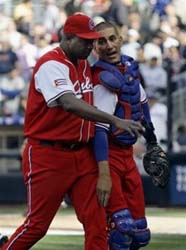 Pestano felicita a Lazo tras cerrar un dif�cil octavo inning, frente a la tanda fuerte de Dominicana, en el primer partido semifinal, ganado por Cuba 3-1. (Foto: AP)
