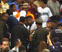 A �ngel Iglesias, vicepresidente del Instituto Nacional de Deportes Educaci�n F�sica y Recreaci�n (INDER) y Germ�n Mesa (entrenador y gloria del b�isbol ol�mpico), los retiraron "para preservar el orden", cuando justamente ellos y nuestra delegaci�n fueron ofendidos. Foto: Ricardo L�pez Hevia