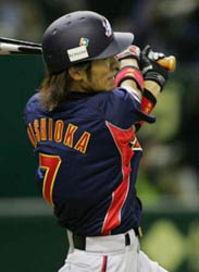 Tsuyoshi Nishioka, de Jap�n, conect� jonr�n de tres carreras en la quinta entrada frente a la Republica Popular China. (Foto: REUTERS)