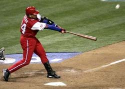 Frederch Cepeda acerc� a Cuba en el marcador 6-5, en el octavo, con hist�rico cuadrangular de 2 carreras. (Foto: REUTERS).