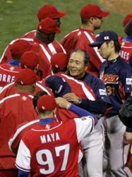 Los managers de Cuba y Jap�n, Sadaharu Oh e Higinio V�lez, se funden en un abrazo que lo dice todo sobre la final del Cl�sico Mundial. Foto: REUTERS.