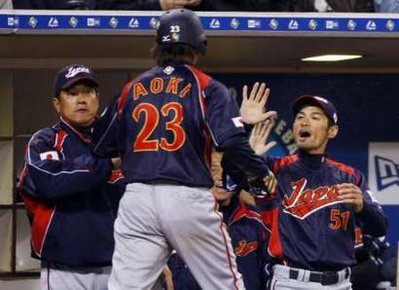 Aoki dio tres jits en la victoria frente a Sudcorea.Aoki dio tres jits en la victoria frente a Sudcorea.