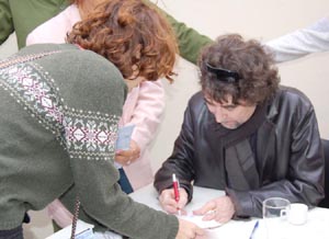 Sabina firma autógrafos. Foto: ARNALDO SANTOS