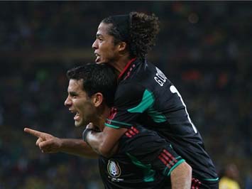 Rafa Mrquez logr a once minutos del final el empate para los mexicanos, que sufrieron en su debut ante unos organizados sudafricanos