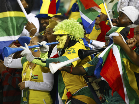 Entre la duda y el escarnio, Francia intentar� imponerse en la complicada llave que tambi�n alberga al elenco anfitri�n.