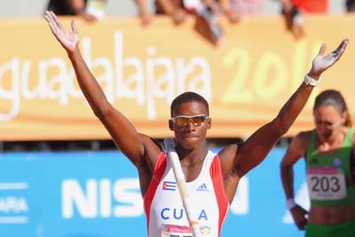 Leonel Surez se convirti en el atleta ms completo de los Juegos Panamericanos Guadalajara-2011 al ganar la medalla de oro del declatln. Foto: RICARDO LPEZ HEVIA.