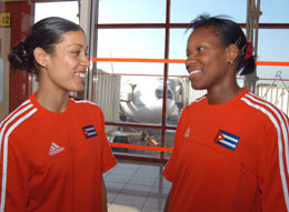 Leidy Edith Mora y Solngel Guzmn van confiadas. Foto: RICARDO LPEZ HEVIA