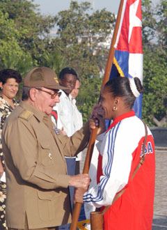 Ral deposit en las manos de la laureada judoca Driulis Gonzlez la bandera nacional. Foto: Ricardo Lpez Hevia