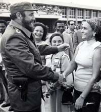 Aracely recibe el saludo carioso del Comandante en Jefe.