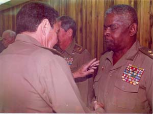 El General Shueg es condecorado por el Ministro de las FAR, General de Ejrcito Ral Castro