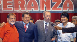 Chvez y Fidel, flanqueados por el salvadoreo Shafick Handal (izquierda), y el boliviano Evo Morales. Foto: JORGE L. GONZLEZ