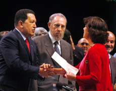 Los participantes en el Encuentro contra el ALCA entregaron a Chvez una declaracin en apoyo a la Revolucin Bolivariana. Foto: JORGE L. GONZLEZ