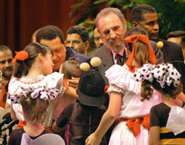 Chvez y Fidel compartieron con los nios de la Compaa Infantil de Teatro "La Colmenita". Foto: JORGE L. GONZLEZ