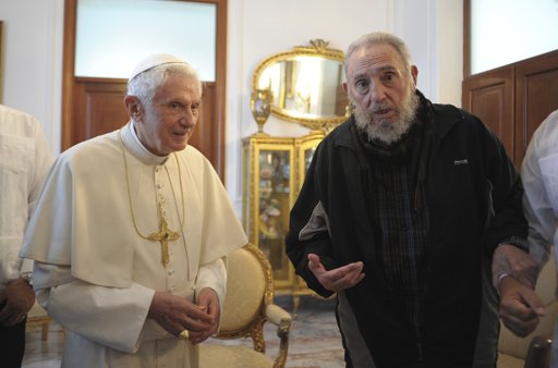El Papa y Fidel Castro. Foto: Blog Cambios en Cuba va Twitter.