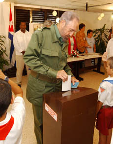 Fidel ejerce su derecho al voto. Foto: JUVENAL BALN