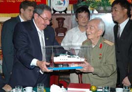 Ral obsequia al General Vo Nguyen Giap una rplica del yate Granma. Foto:  RAL ABREU