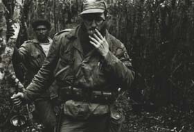 Fidel y el combatiente ngel Sotomayor, Ango, por la Sierra.