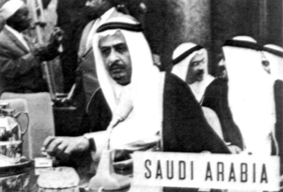 Participantes en la I Cumbre. Ministro de Relaciones Exteriores de Arabia Saudita, Sheikh Ibrahim Sowayel.