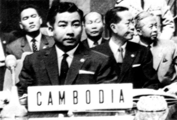 Participantes en la I Cumbre. Jefe de Estado de Cambodia, Prncipe Norodom Sihanouk. 