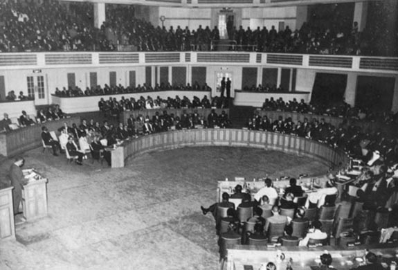 II Cumbre. Gamel Abdel Nasser habla en la Conferencia del Cairo en 1964. 