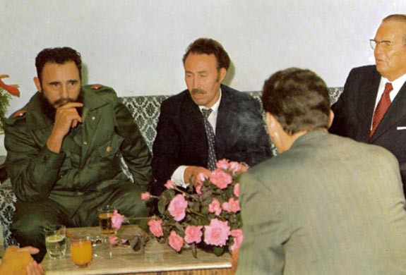 IV Cumbre. Los Presidentes Fidel Castro y Tito, junto a Huari Boumedienne en Argelia, 1973.