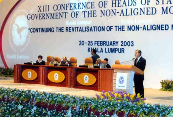 Durante el plenario de la XIII Cumbre, Kuala Lumpur, 2003.