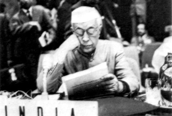 Participantes en la I Cumbre. Primer Ministro de la India, Jawaharlal Nehru.