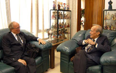 Ricardo Alarcon de Quesada, Presidente de la Asamblea Nacional de Cuba sostiene un encuentro con el Dr. Peter Jankowitsch, quien se encuentra en nuestro pais invitado a la XIV Conferencia Cumbre del Movimiento de paises No Alineados en reprresentacion de Austria. (FOTO: Jorge L. Gonz�lez)