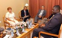 Martha Lomas, Ministra cubana para la Inversi�n Extranjera y la Colaboraci�n Econ�mica (MINVEC) recibe a Lamin Kaba Bajo, Secretario de Estado para los Asuntos Exteriores de Gambia, quien se encuentra participando en la XIV Conferencia Cumbre del Movimiento de Pa�ses No Alineados. FOTO /Emilio Herrera