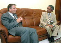 Encuentro de Felipe P�rez Roque, Ministro de Relaciones Exteriores de Cuba con Mohamed Ouldsalek, Ministro de Relaciones Exteriores de la Republica �rabe Saharahui, en el marco de la XIV Conferencia Cumbre de Pa�ses No Alineados. FOTO / Roberto Su�rez