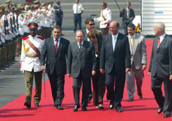 Bouteflika fue recibido fue recibido en la terminal aerea Jos Mart por Carlos Lage, vicepresidente cubano del Consejo de Estado.